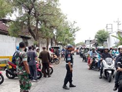 Anggota Koramil Menganti Monitoring Pemberangkatan Demo Buruh SEKBER DPC SP/SB se-Kabupaten Gresik ke Surabaya