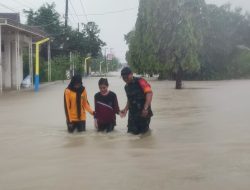Banjir Melanda Di Wilayah Binaan, Babinsa Benjeng Siaga Tanggap Bencana