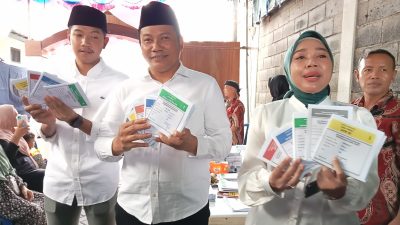 Wabup Subandi beserta keluarga Gunakan Hak Suaranya Coblos di TPS 04 Desa Pabean,Sedati