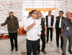 Pj.Gubernur Jatim Andhy Karyono Lakukan Kunjungan Kerja Tinjau Gudang BULOG Sidoarjo dan Pasar Larangan