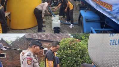 Polsek Tanggulangin Berikan Bantuan Air Bersih di Desa Terdampak Banjir