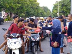 Komunitas Kawasaki ZX130 Jawa Timur bagikan ratusan takjil di Surabaya