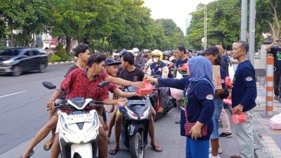 Komunitas Kawasaki ZX130 Jawa Timur bagikan ratusan takjil di Surabaya