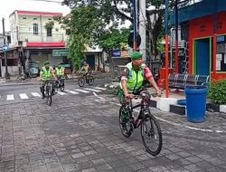 Antisipasi Pencurian Rumah Kosong Ditinggal Mudik, Anggota Koramil 03 Gubeng Patroli Bersepeda