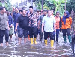 H+2 Lebaran, Gus Muhdlor Berikan Bantuan 5Kg Beras Untuk 700 Warga Terdampak Banjir