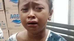 Diduga Ditinggalkan di jalan, Seorang Gadis Kecil Menangis Didepan Alfamart Hingga Malam