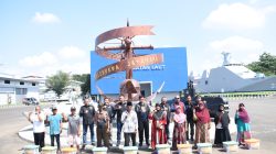 Dankodiklatal Dampingi Kasal Bagikan Ratusan Paket Sembako TNI AL Peduli Masyarakat Surabaya dan Madura